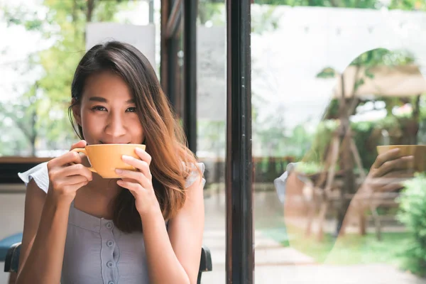 Vrolijke Aziatische Jonge Vrouw Drinken Warme Koffie Thee Genieten Van — Stockfoto