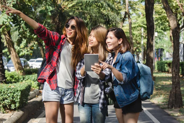 Ryhmä Aasialaisia Naisia Jotka Käyttävät Kameraa Valokuvan Tekemiseen Matkustaessaan Puistossa — kuvapankkivalokuva