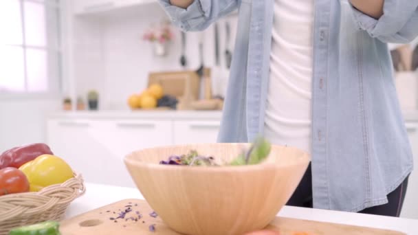 Gerakan Lambat Wanita Muda Asia Yang Membuat Makanan Sehat Salad — Stok Video