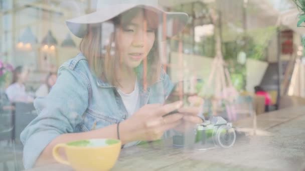 Mulher Asiática Freelance Negócios Usando Smartphone Para Falar Ler Enviar — Vídeo de Stock