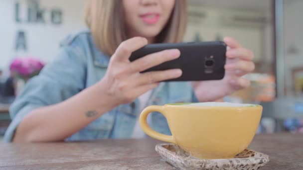 Kvinnliga Bloggare Fotografera Grönt Kopp Café Med Hennes Telefon Ung — Stockvideo