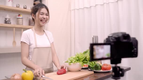 Bloggerin Asiatische Frau Mit Kamera Aufzeichnung Wie Salat Gesunde Ernährung — Stockvideo