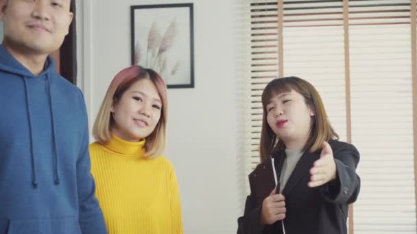 Szczęśliwy Młody Asian Para Nieruchomości Agent Wesoły Młody Człowiek Podpisywania — Wideo stockowe