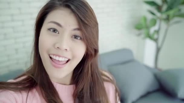 Blogueuse Asiatique Utilisant Smartphone Enregistrement Vidéo Vlog Dans Salon Maison — Video