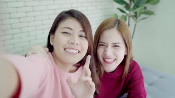 Mulheres Blogueiras Asiáticas Usando Selfie Smartphone Gravação Vídeo Vlog Sala — Vídeo de Stock