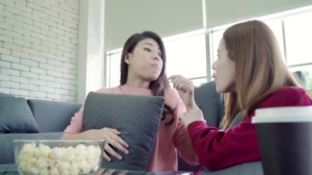 Asijské Ženy Hrají Polštář Boj Jíst Popcorn Obýváku Doma Skupina — Stock video