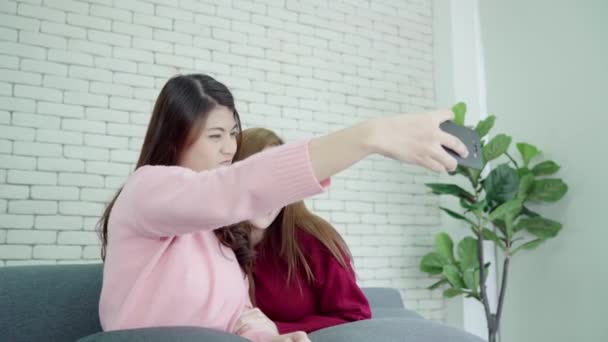 Pasangan Asia Lesbian Menggunakan Ponsel Pintar Selfie Ruang Tamu Rumah — Stok Video