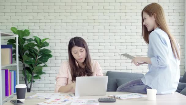 Mujeres Negocios Asiáticas Sintiéndose Felices Brazos Levantados Celebrando Después Escuchar — Vídeo de stock