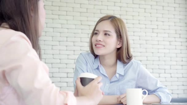 Mujeres Negocios Asiáticas Disfrutando Beber Café Caliente Discutir Sobre Trabajo — Vídeos de Stock