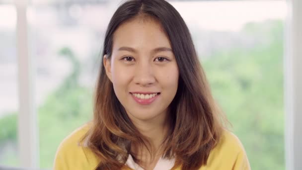 Adolescente Mujer Asiática Sintiéndose Feliz Sonriendo Mirando Cámara Mientras Relaja — Vídeo de stock