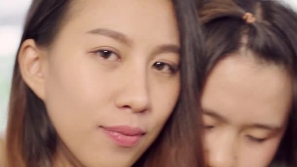 アジアのブロガーの女性自宅スマート フォン Selfie と記録ビデオブログのリビング ルームでビデオを使用して 友人のグループは ソファの上に横たわっている間面白い瞬間を楽しむ家でくつろぐとき ビューのポイント — ストック動画