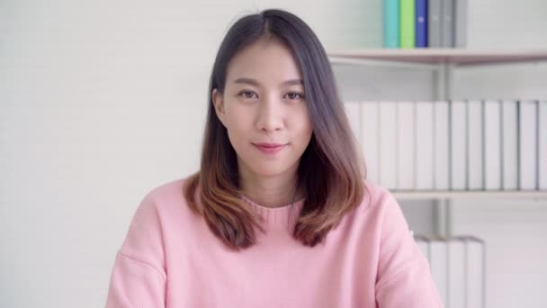 Tiener Aziatische Vrouw Gevoel Gelukkig Lachen Kijken Naar Camera Terwijl — Stockvideo