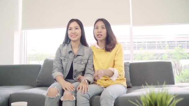 Pareja Asiática Lesbiana Viendo Televisión Reír Sala Estar Casa Dulce — Vídeos de Stock