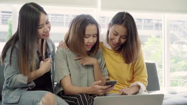 Mulheres Asiáticas Usando Smartphone Verificando Mídias Sociais Sala Estar Casa — Vídeo de Stock