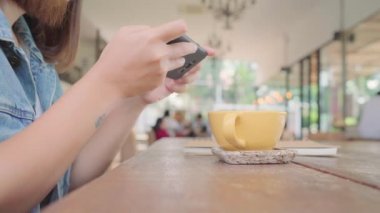 Kadın blogger yeşil çay bardağı Cafe telefonu ile fotoğraf çekmek. Bir genç kadın alarak fotoğraf kahve çay Smartphone, yemek Mobil kamera ile fotoğraf çekimi.