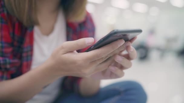 Mulher Asiática Feliz Usando Verificando Seu Smartphone Enquanto Senta Cadeira — Vídeo de Stock