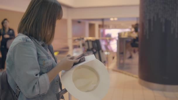 Счастливая Азиатка Использует Проверяет Свой Смартфон Терминальном Зале Ожидая Свой — стоковое видео