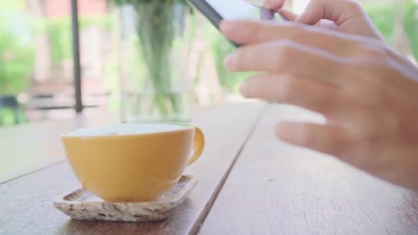 Femmina Blogger Fotografare Tazza Verde Caffè Con Suo Telefono Una — Video Stock