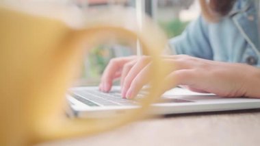 Çalışma, projeler üstünde laptop ve kafede masada otururken sıcak fincan kahve içme iş serbest Asyalı kadın. Kavramları çalışma yaşam tarzı zeki güzel kadınlar.