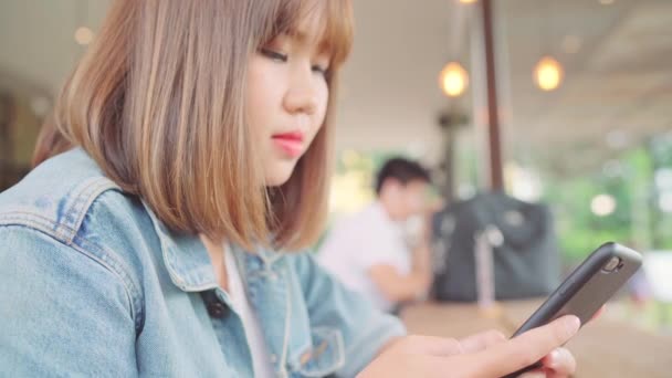 Femme Asiatique Indépendante Affaires Utilisant Smartphone Pour Parler Lire Envoyer — Video