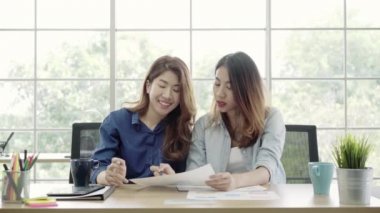 Asya yaratıcı iş kadınları için beyin fırtınası ofis, birlikte işyerinde çalışan kadın pazarlama planı oluşturmak. Yaşam tarzı kadın iş yerinde office kavramı.