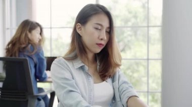 Asya yaratıcı iş kadınları için beyin fırtınası ofis, birlikte işyerinde çalışan kadın iş oluşturun. Yaşam tarzı kadın iş yerinde office kavramı.