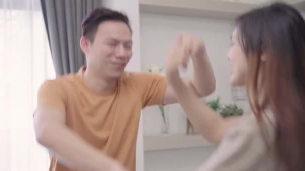 Pareja Asiática Baila Mientras Escucha Música Sala Estar Casa Dulce — Vídeos de Stock