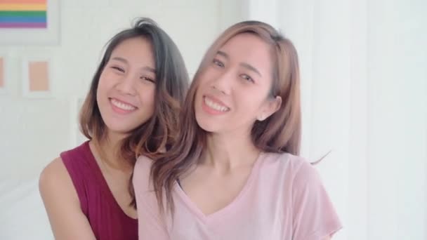 Giovani Donne Asiatiche Lesbiche Felice Coppia Sorridente Cerca Fotocamera Mentre — Video Stock