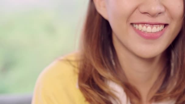 Adolescente Mujer Asiática Sintiéndose Feliz Sonriendo Mirando Cámara Mientras Relaja — Vídeo de stock