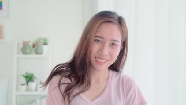 Adolescente Mujer Asiática Sintiéndose Feliz Sonriendo Mirando Cámara Mientras Relaja — Vídeos de Stock