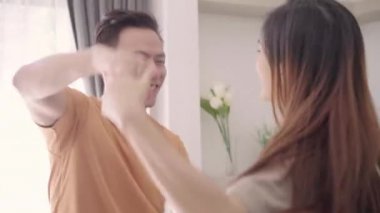 Asya çift evde oturma odasında müzik dinle dans, tatlı çift kanepede yatarken aşk an zevk ne zaman evde dinlenin. Yaşam tarzı çift evde kavramı relax.