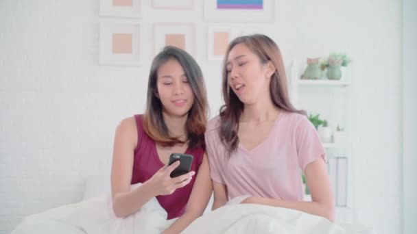 Jovens Mulheres Asiáticas Lésbicas Casal Feliz Usando Telefone Video Ligue — Vídeo de Stock