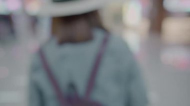 Mutlu Asyalı kadın uçağının kalkış kapısı Uluslararası Havaalanı terminal binası içinde Bagaj ile kontrol bilgi panosu arıyorum. Yaşam tarzı kadın Havaalanı kavramında mutlu.