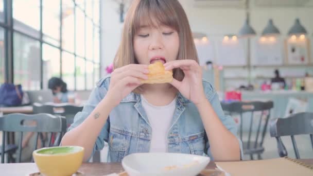 Freelancer Negócios Mulher Asiática Comendo Pão Bebendo Uma Xícara Café — Vídeo de Stock