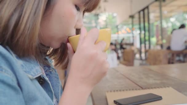 Внештатная Азиатка Сидя Столом Кафе Пьет Тёплую Чашку Зеленого Чая — стоковое видео