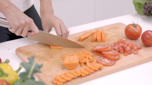 Mulher Asiática Feliz Cortar Lotes Cenoura Preparar Ingrediente Para Fazer — Vídeo de Stock