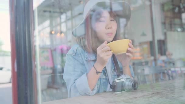 Mujer Asiática Independiente Negocios Bebiendo Una Taza Caliente Verde Café — Vídeos de Stock