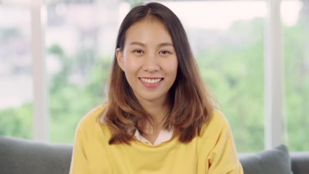 Cámara Lenta Adolescente Asiática Siente Feliz Sonriendo Mirando Cámara Mientras — Vídeo de stock