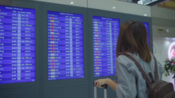 Slow Motion Happy Aziatische Vrouw Kijken Informatiebord Controleren Haar Vlucht — Stockvideo