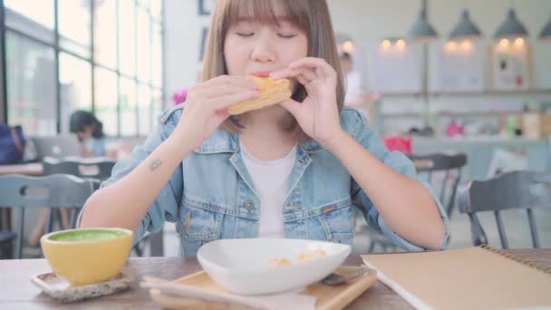 Mujer Asiática Independiente Negocios Comiendo Pan Bebiendo Una Taza Café — Vídeos de Stock
