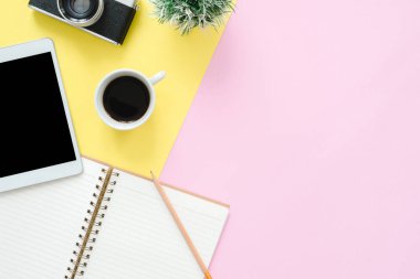 Seyahat summer - üstten görünüm mockup beyaz kağıt defter, kahve, kamera ve tablet ile ağaç üstünde pembe sarı pastel renk perde kopya alanı ile düz yatıyordu tasarımı. pastel renk arka plan üzerinde seyahat
