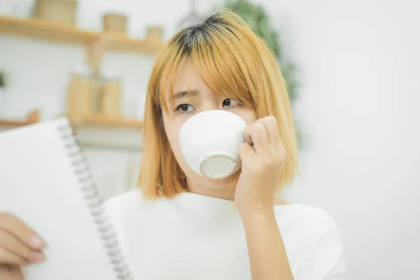 Asian Woman Write Shopping Lists Notepad Pen Her Kitchen Counter — Stock Photo, Image