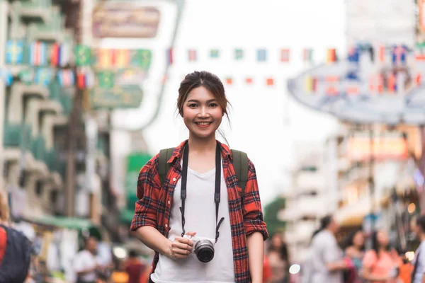 旅行者背包亚洲妇女旅行在考三路在泰国曼谷 快乐的年轻女性花假期旅行在惊人的地标和享受她在传统城市的旅程 — 图库照片