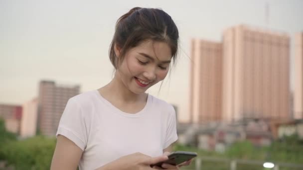 Χαρούμενα Ασίας Τουριστικοί Γυναίκα Blogger Χρησιμοποιώντας Smartphone Για Κατεύθυνση Και — Αρχείο Βίντεο