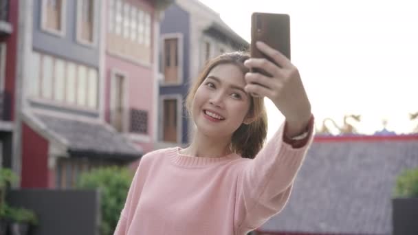 Beijing Çin Mahallesinde Seyahat Ederken Selfie Alarak Smartphone Kullanan Neşeli — Stok video