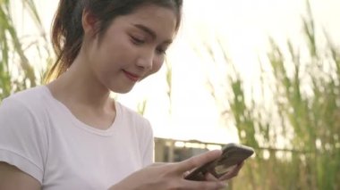 Yön için Smartphone kullanarak ve konumu harita üzerinde şehir şehir Caddesi'nde, beraber seyahat seyir neşeli Asya Turizm blogger kadın. Yaşam tarzı sırt çantası turizm seyahat tatil kavramı.