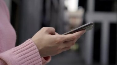 Yön için Smartphone kullanarak ve Pekin, Çin mahallesinde, seyahat ederken konumu harita üzerinde seyir neşeli Asya backpacker blogger kadın. Yaşam tarzı sırt çantası turizm seyahat tatil kavramı.