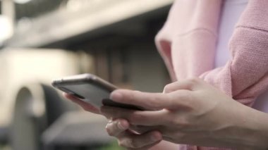 Yön için Smartphone kullanarak ve Pekin, Çin mahallesinde, seyahat ederken konumu harita üzerinde seyir neşeli Asya backpacker blogger kadın. Yaşam tarzı sırt çantası turizm seyahat tatil kavramı.