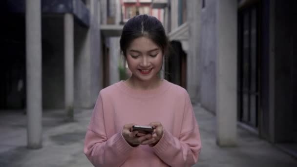 Femme Blogueuse Asiatique Joyeuse Backpacker Utilisant Smartphone Pour Direction Recherche — Video