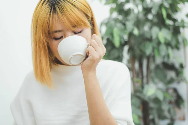 Atraente Bela Mulher Asiática Desfrutando Café Quente Cozinha Sua Casa — Fotografia de Stock